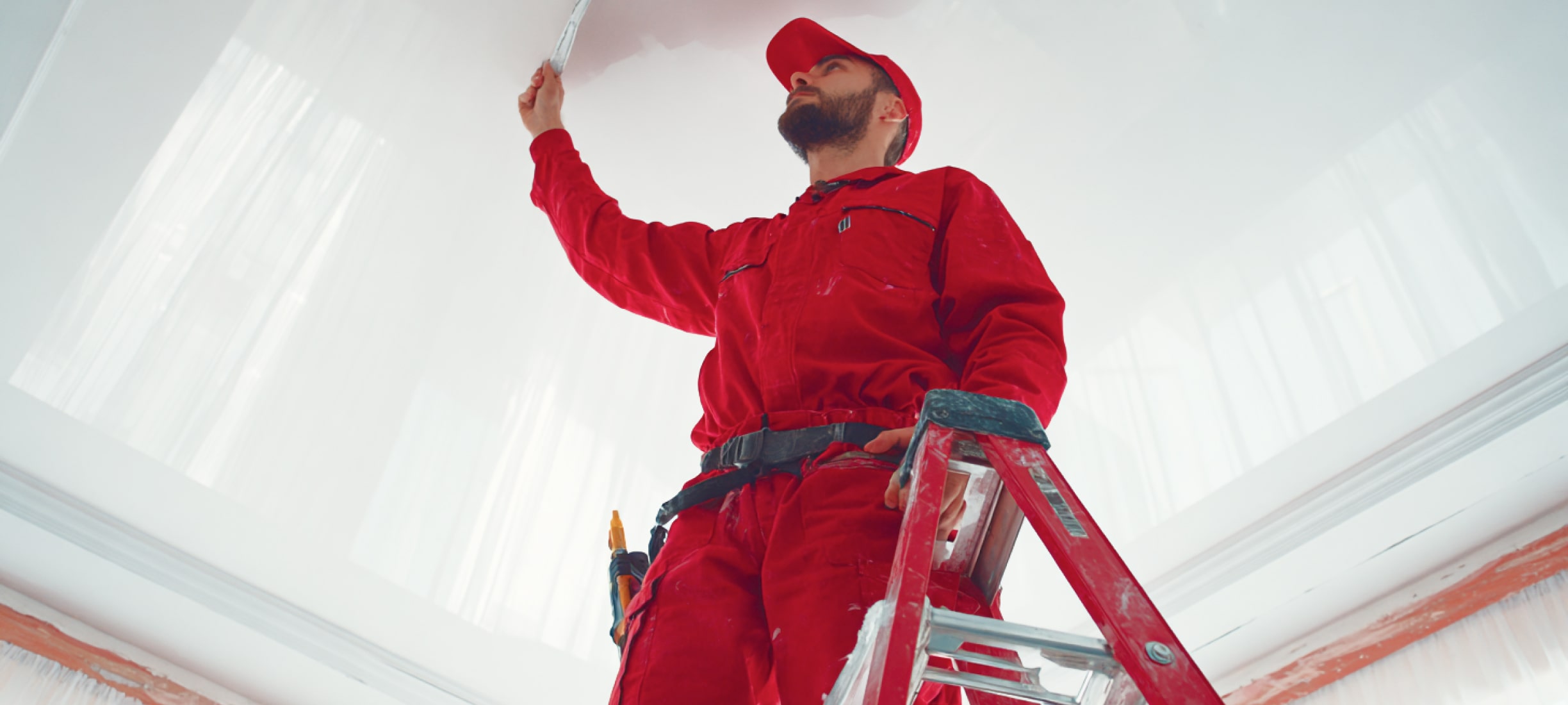 На сколько опускается натяжной потолок при установке