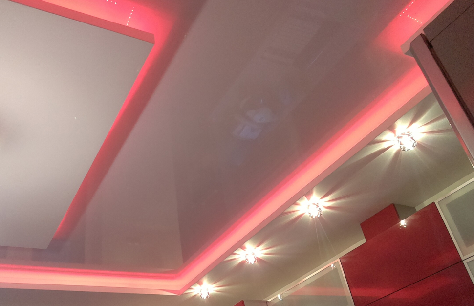 Парящий натяжной потолок с красной подсветкой