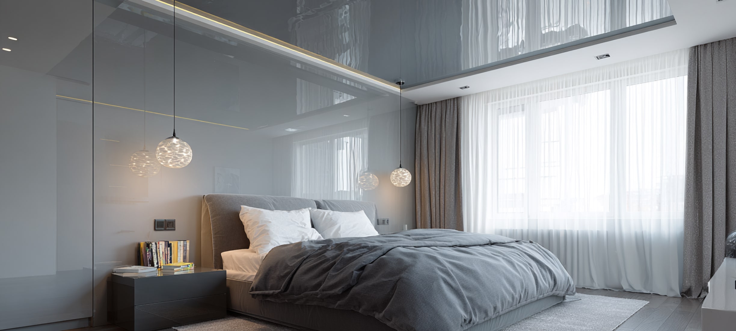 Глянцевые натяжные потолки: виды и конструкции