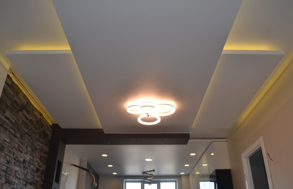 Многоуровневые парящий потолок с точечными светильниками
