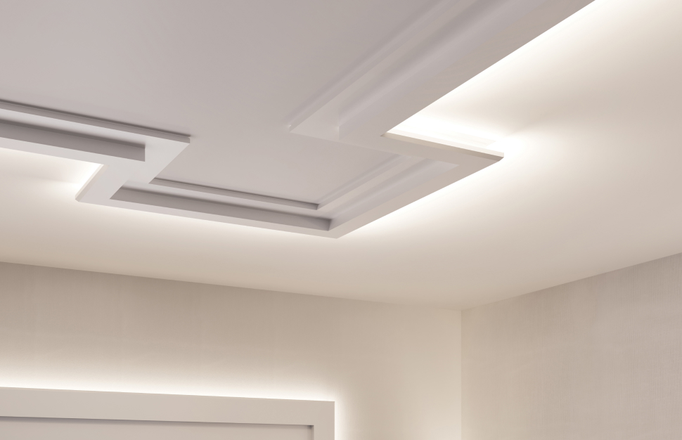 Многоуровневый парящий натяжной потолок с люстрой по центру и точечными светильниками по периметру
