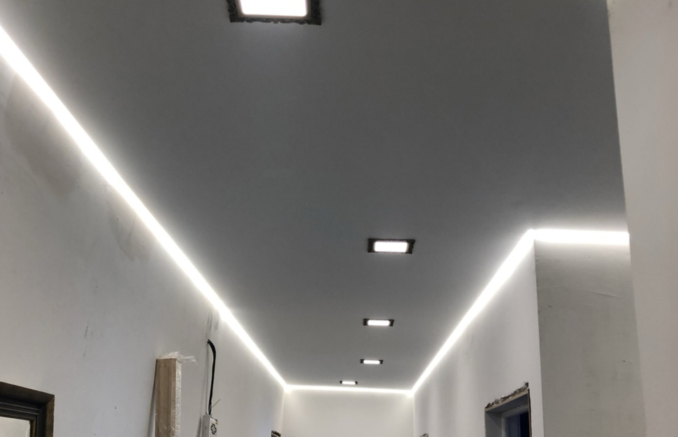 Парящий потолок в прихожей с нестандартными светильниками