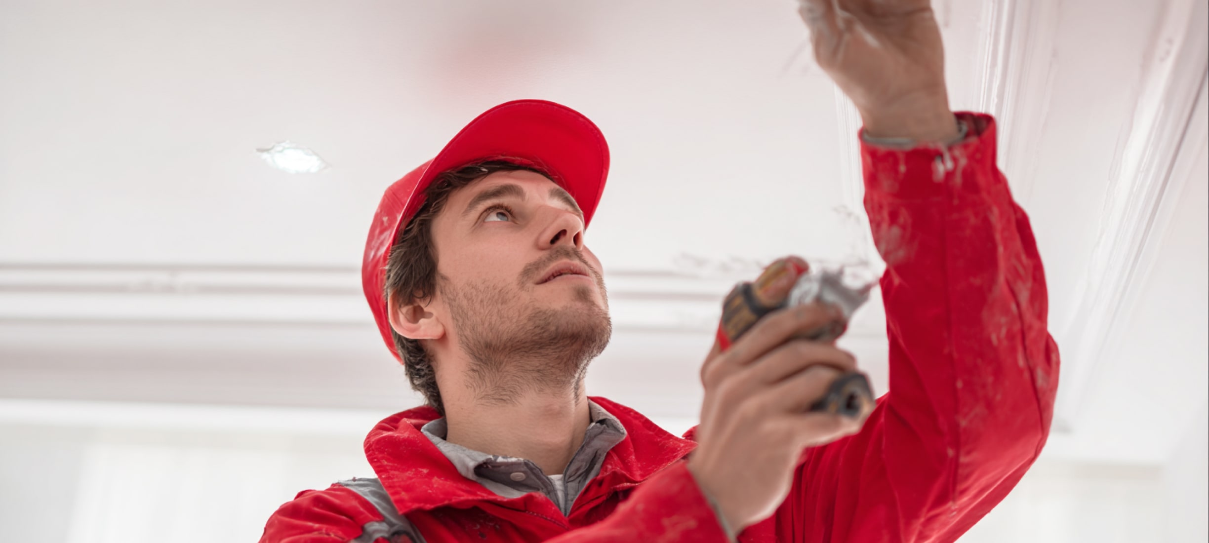 На сколько опускается натяжной потолок при установке