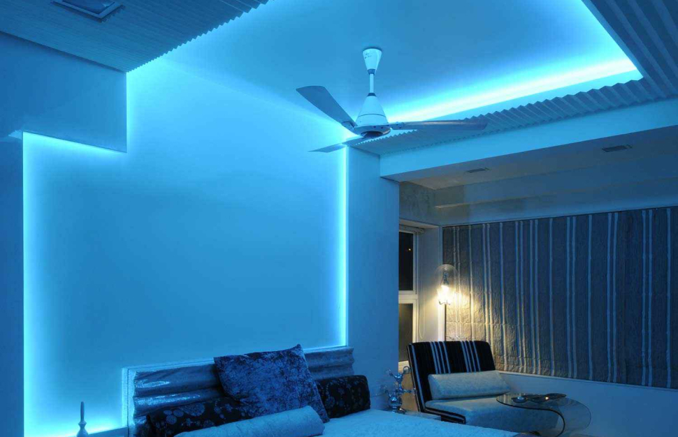 Парящий потолок с голубой подсветкой