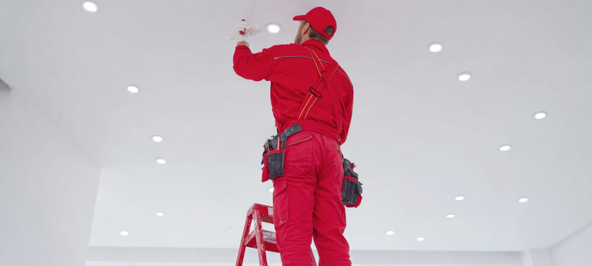 На сколько опускается натяжной потолок при установке