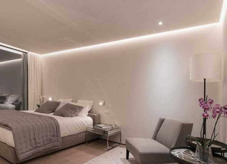 Натяжной потолок с декоративной подсветкой в спальне